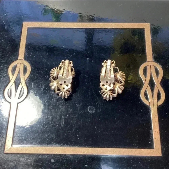 Lisner Vintage Pearl& Emerald Gold tone Earrings - Picture 3 of 12